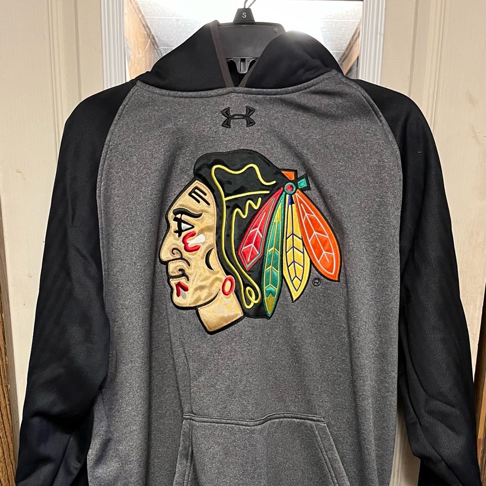 Chicago Blackhawks heavyweight hoodie. Size large.